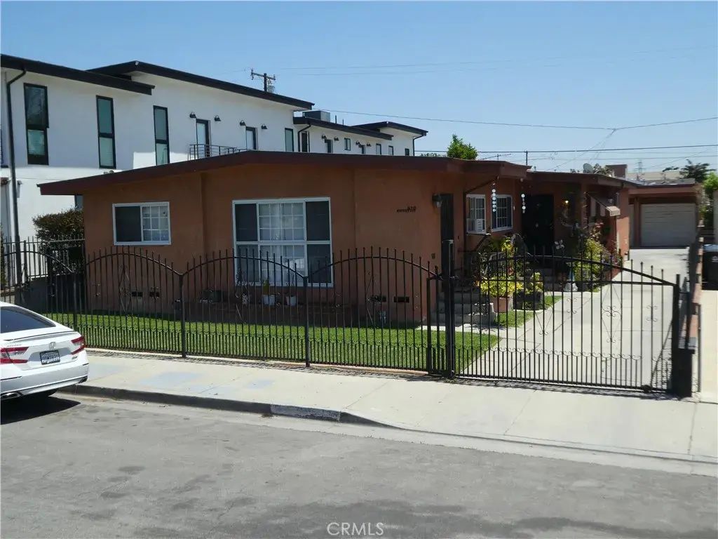 670 Keenan Avenue, Los Angeles
