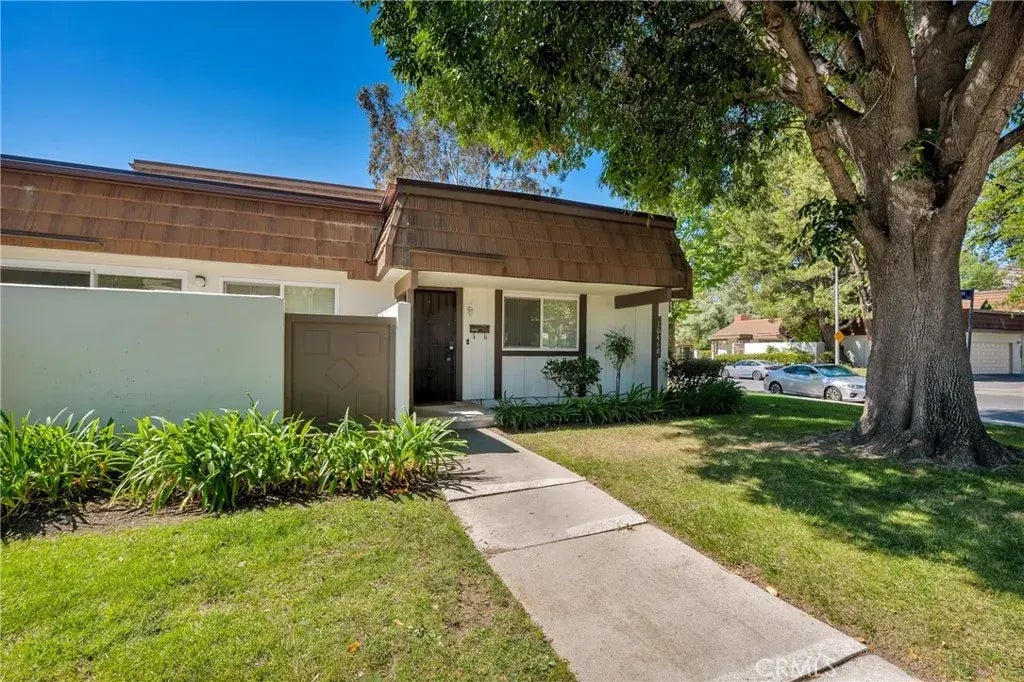 10468 Larwin Avenue, Chatsworth