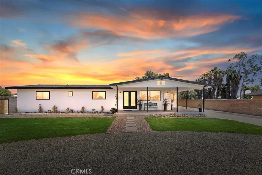 2040 White Horse Lane, Norco