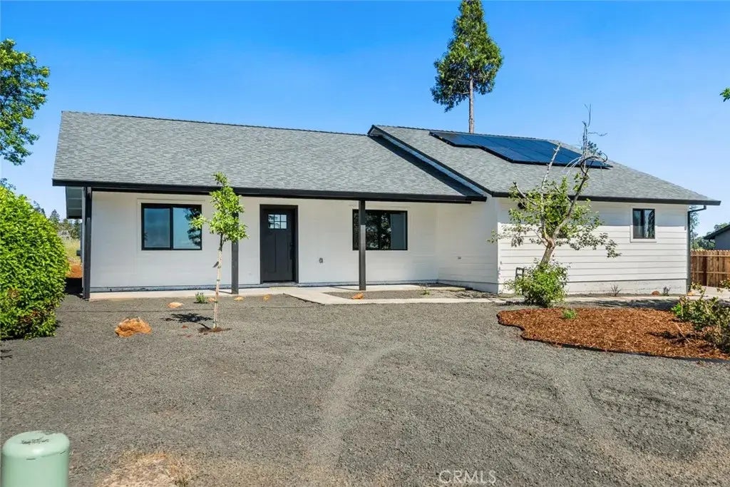 5676 Paradise Avenue, Paradise