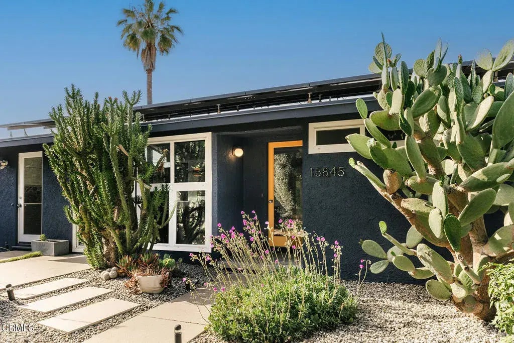 15845 Lassen Street, North Hills