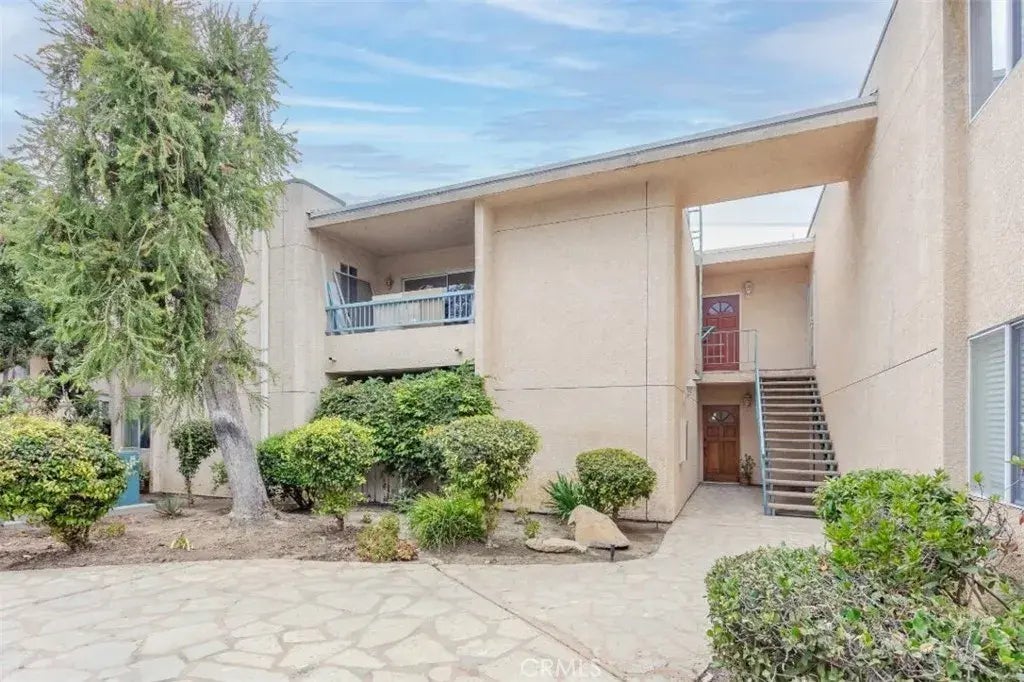 18307 Burbank Boulevard 24, Tarzana