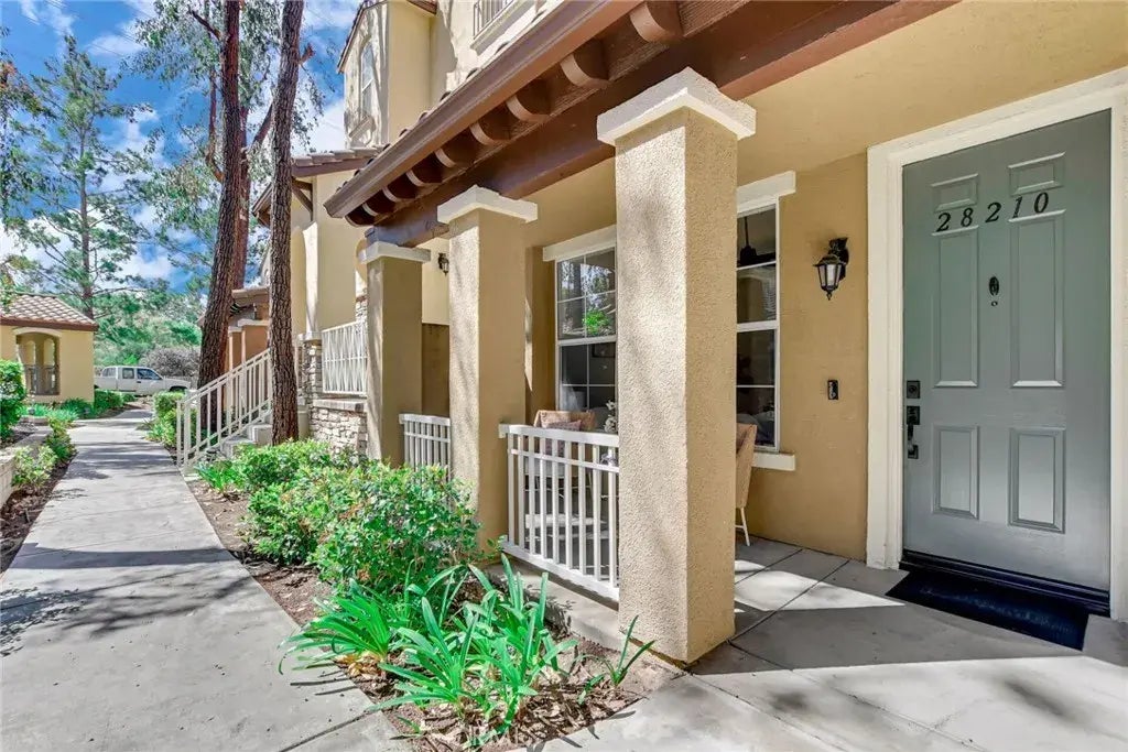 28210 Canterbury Court, Valencia