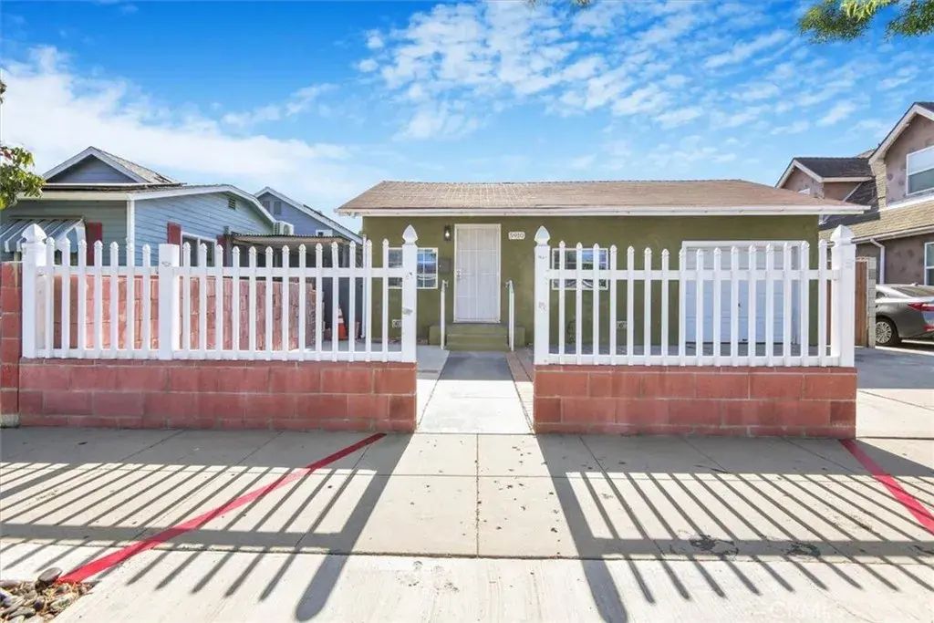 5910 Brayton Avenue, Long Beach