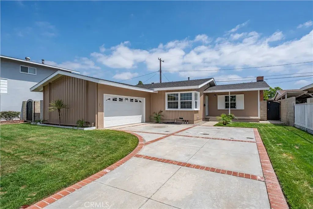 2106 E Nura Place, Anaheim