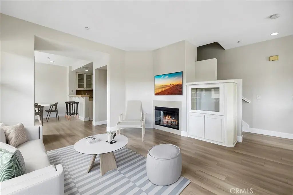 100 Coral Rose, Irvine