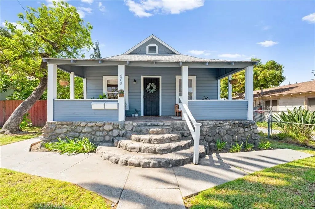 208 W Walnut Avenue, Monrovia