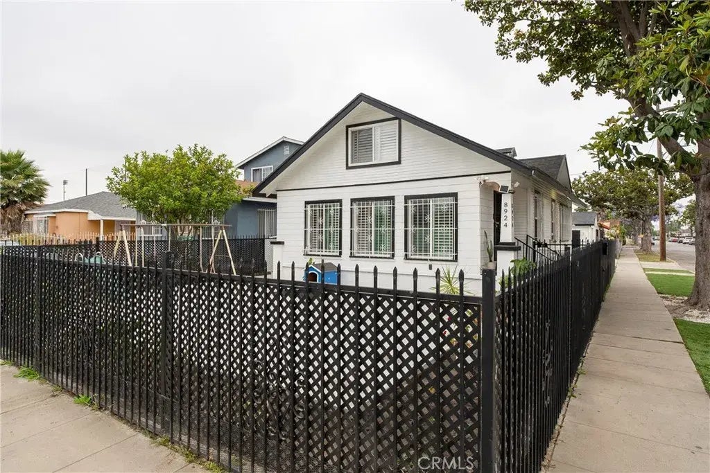 8924 Towne Avenue, Los Angeles