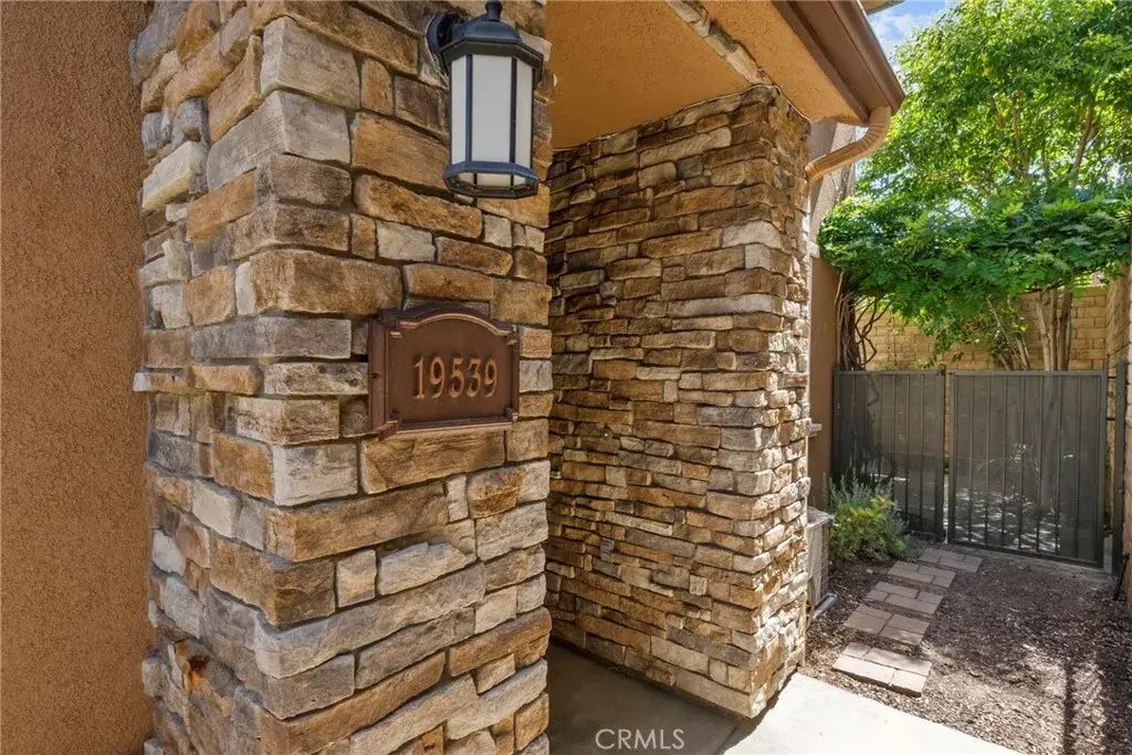 19539 Laroda, Saugus