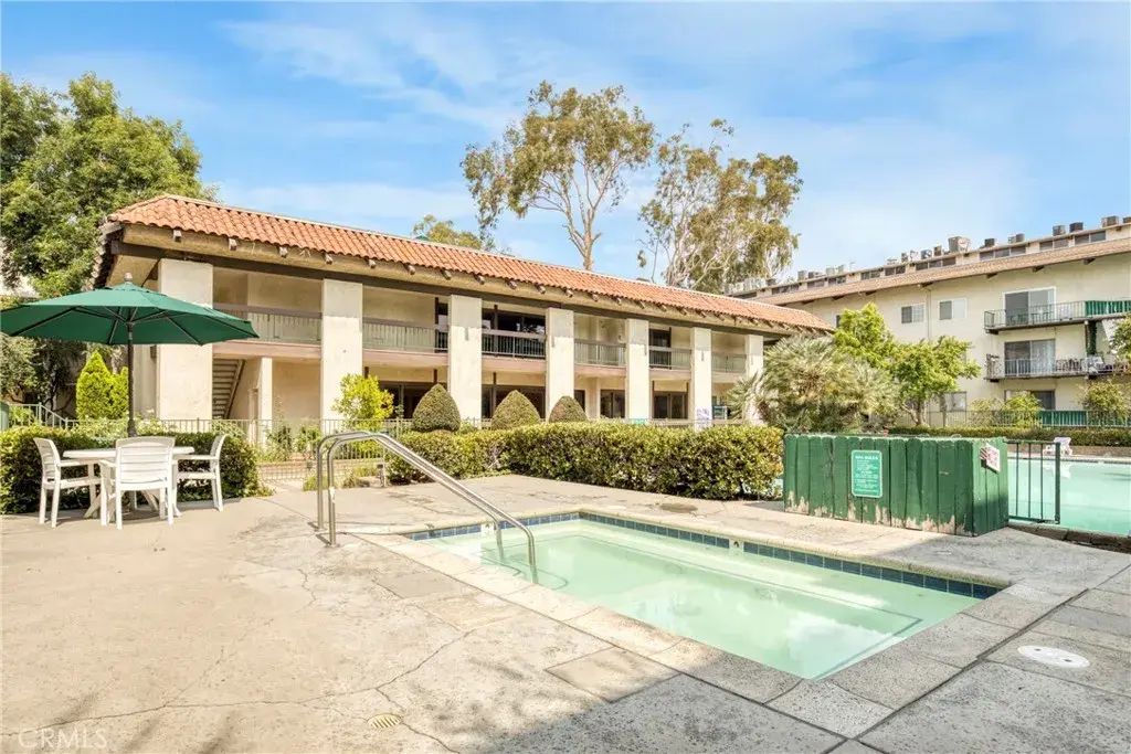 5460 White Oak Avenue F105, Encino