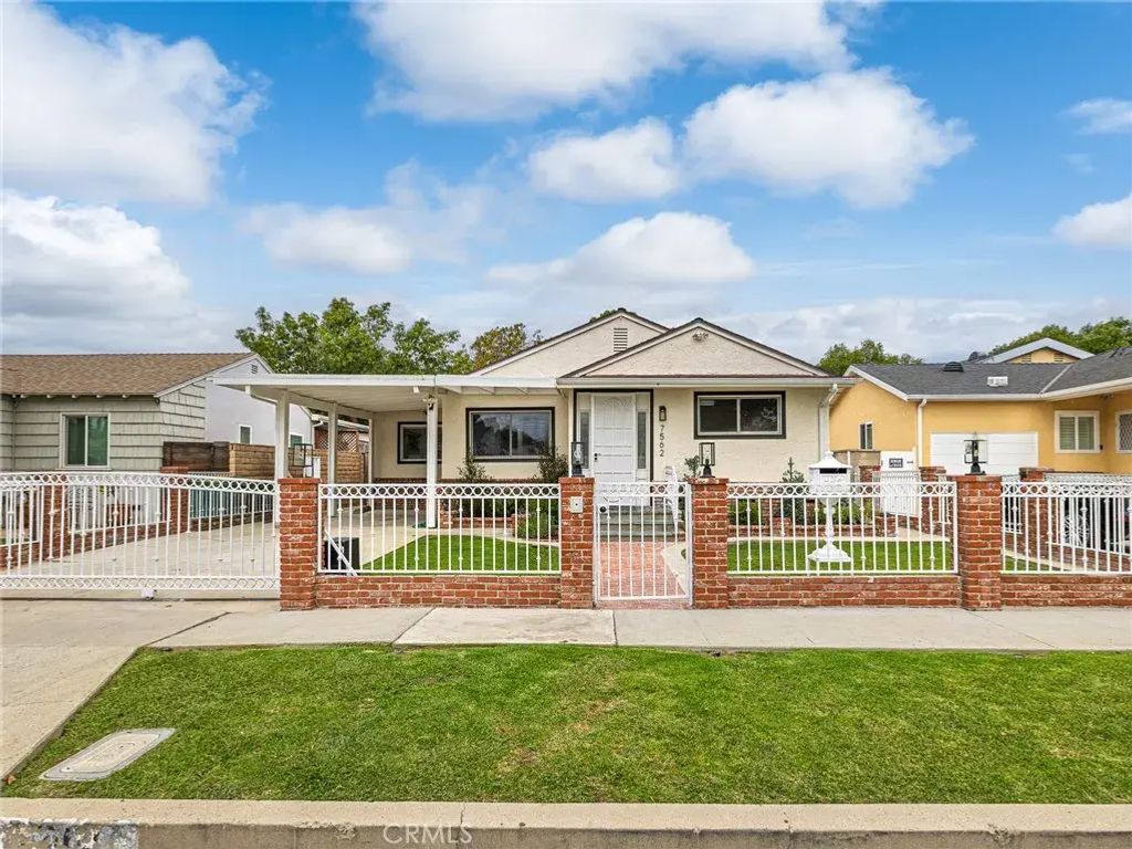 7562 Midfield Avenue, Los Angeles