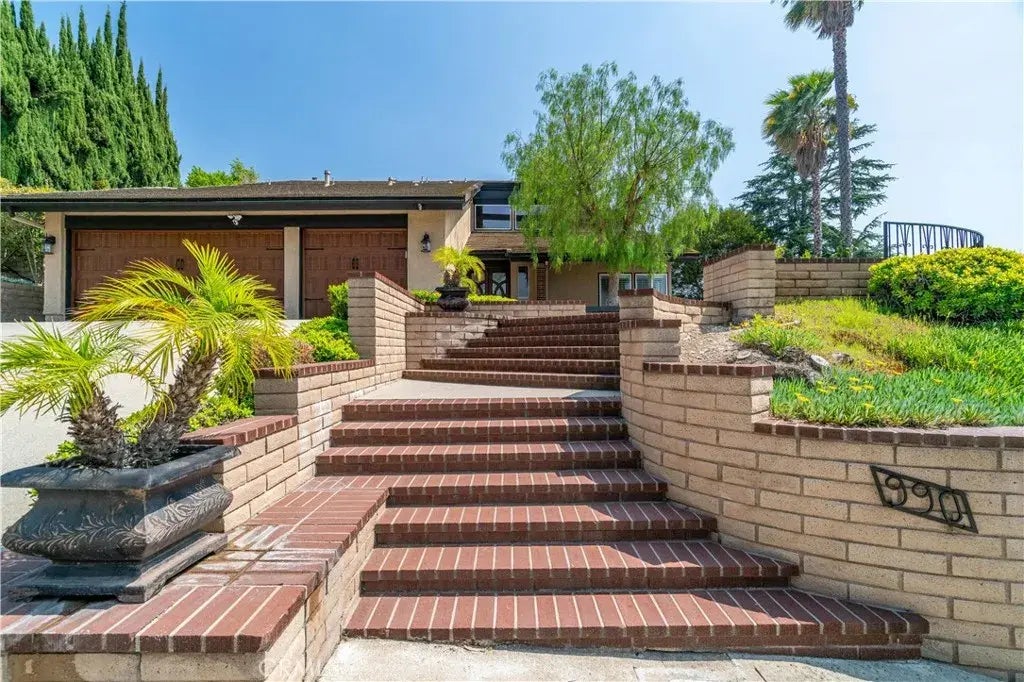 990 Calle Serra, San Dimas