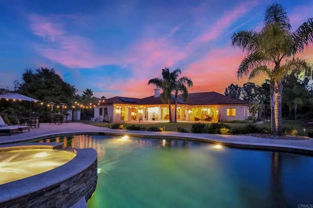 2050 Buena Village Dr, Vista