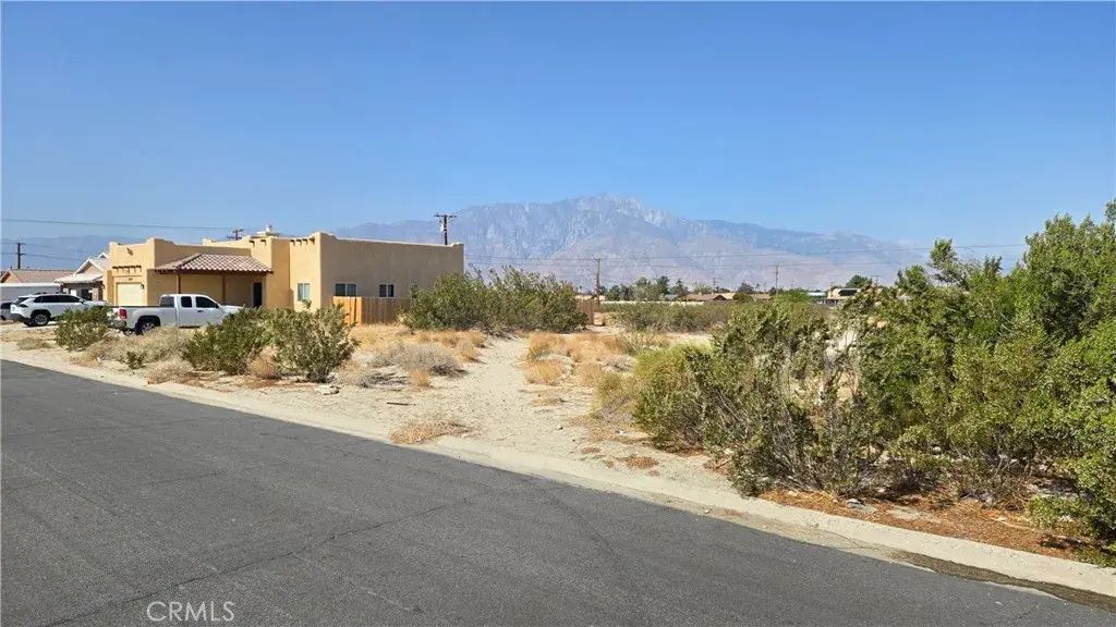 Avenida Mirola, Desert Hot Springs