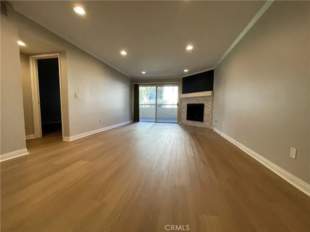 21520 Burbank Boulevard 116, Woodland Hills