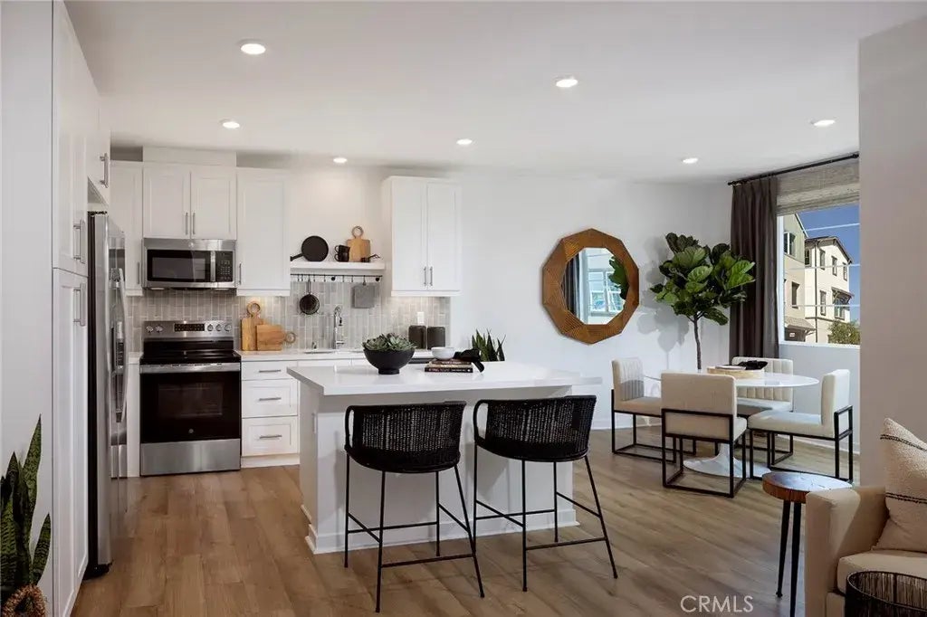 6137 Valentina Way Drive 303, Eastvale