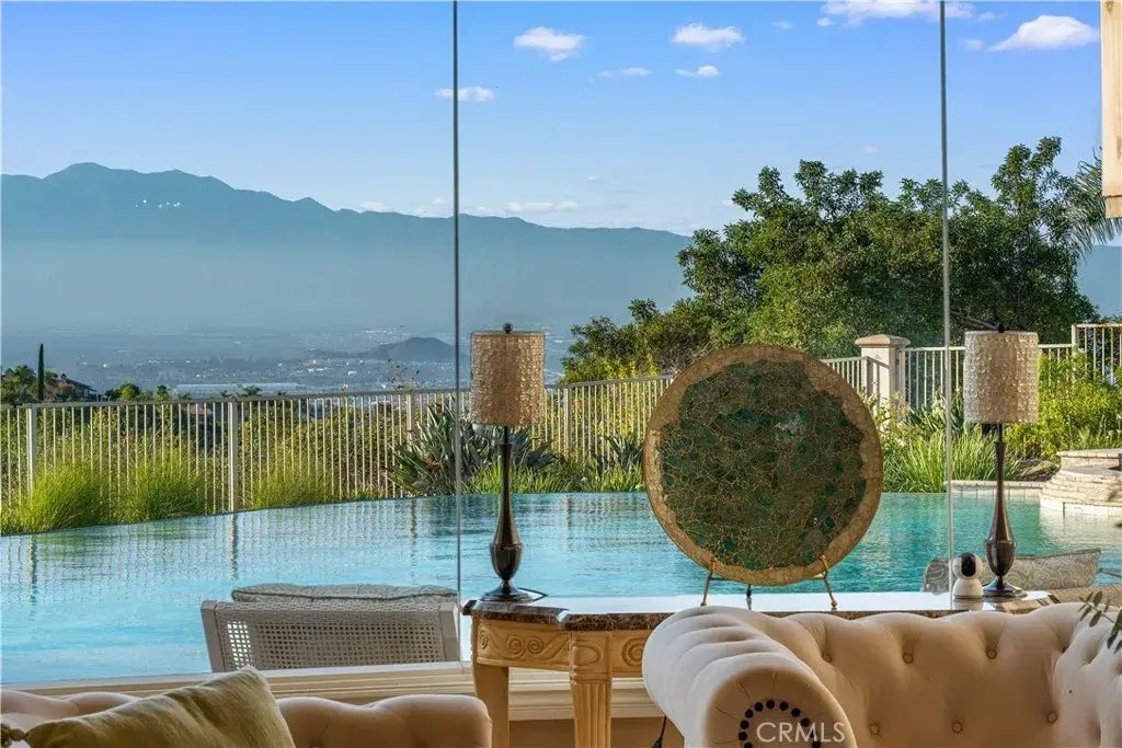 423 Cleveland Way, Corona