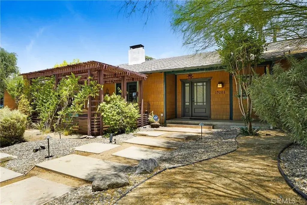 19201 Santa Rita Street, Tarzana