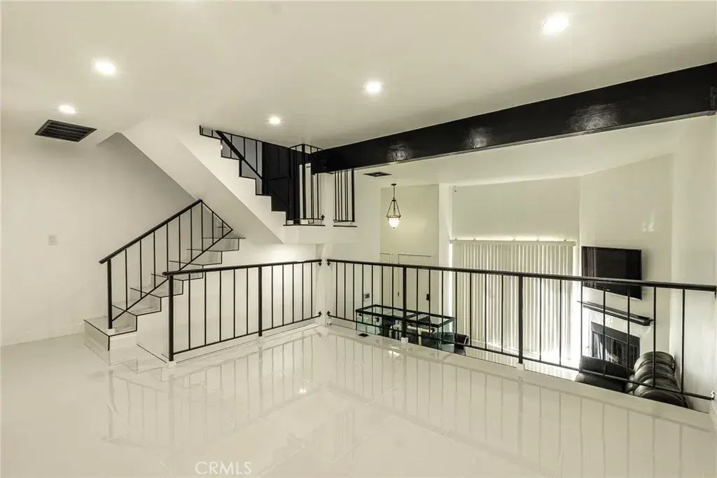 21137 Lassen Street 5, Chatsworth