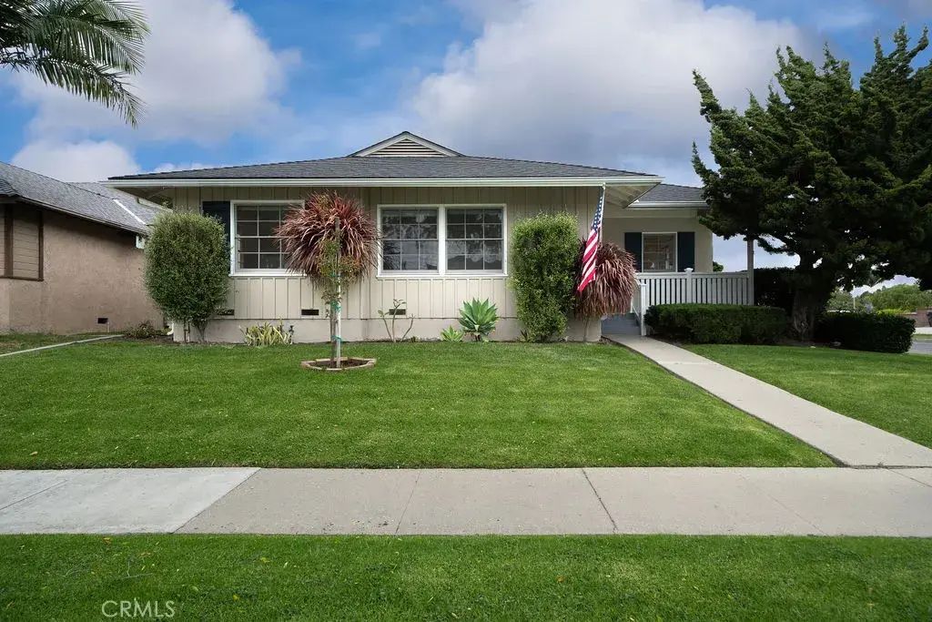 2542 Vuelta Grande Avenue, Long Beach