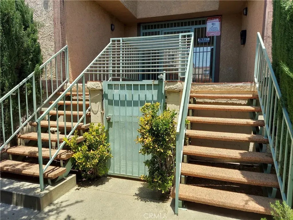 15527 Parthenia Street 18, North Hills