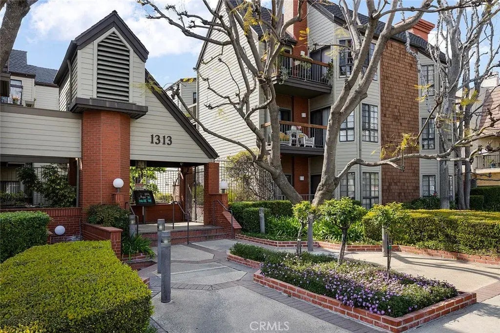 1313 Valley View Road 109, Glendale