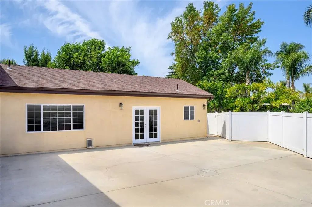 9814 Noble Avenue, North Hills