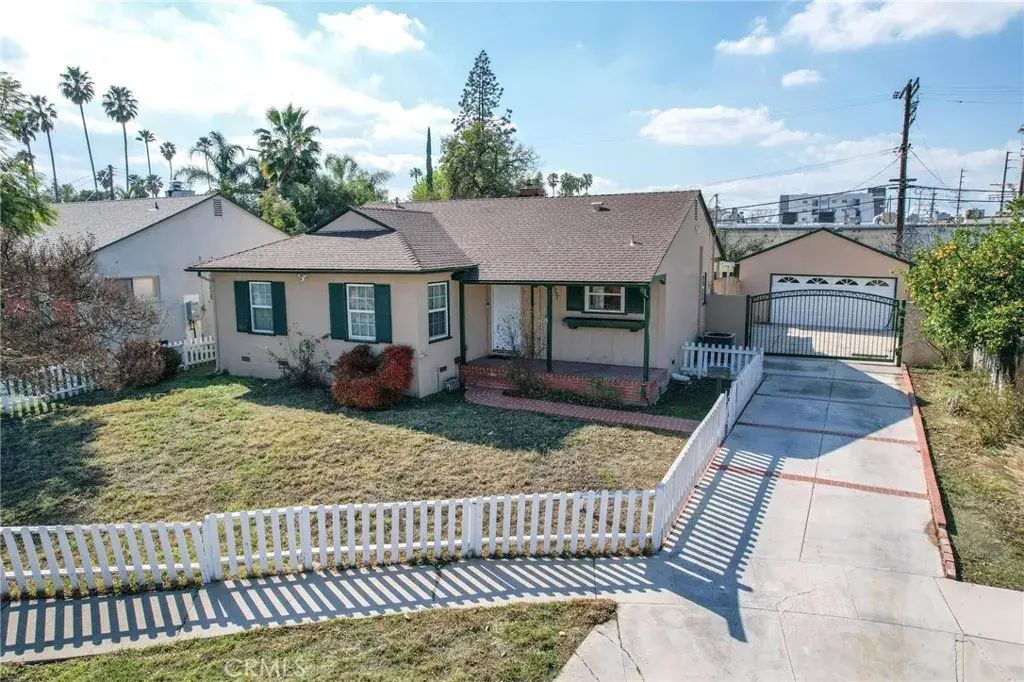 6757 Stephanie Place, Winnetka