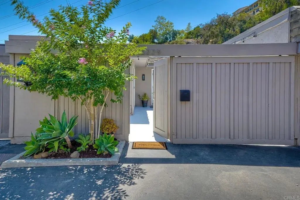 6229 Caminito Basilio, 