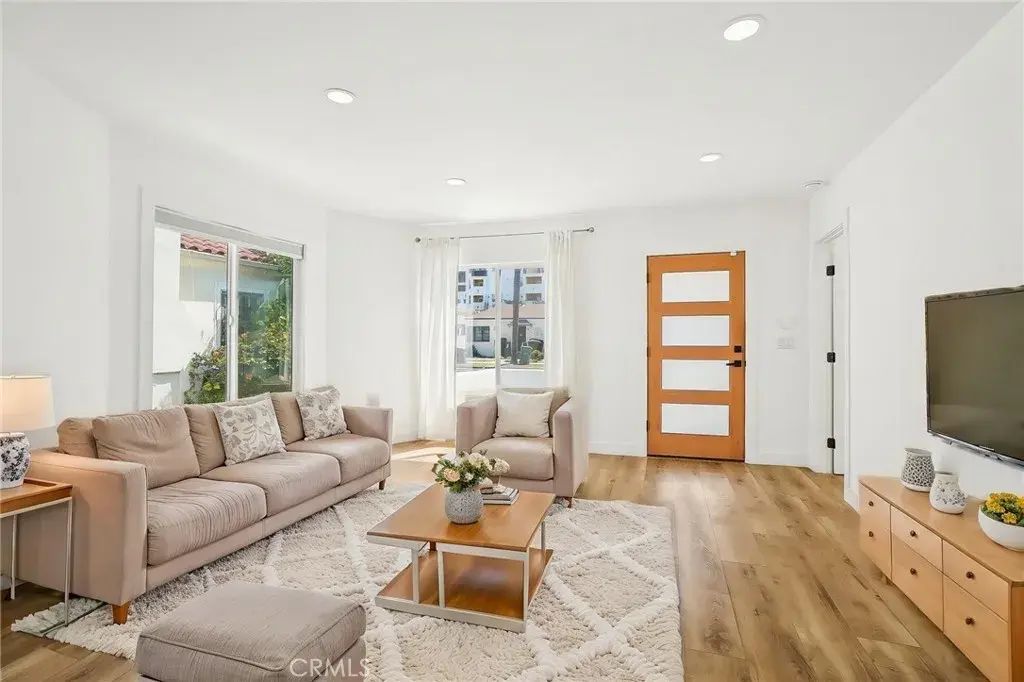 3427 S Victoria Avenue, Los Angeles
