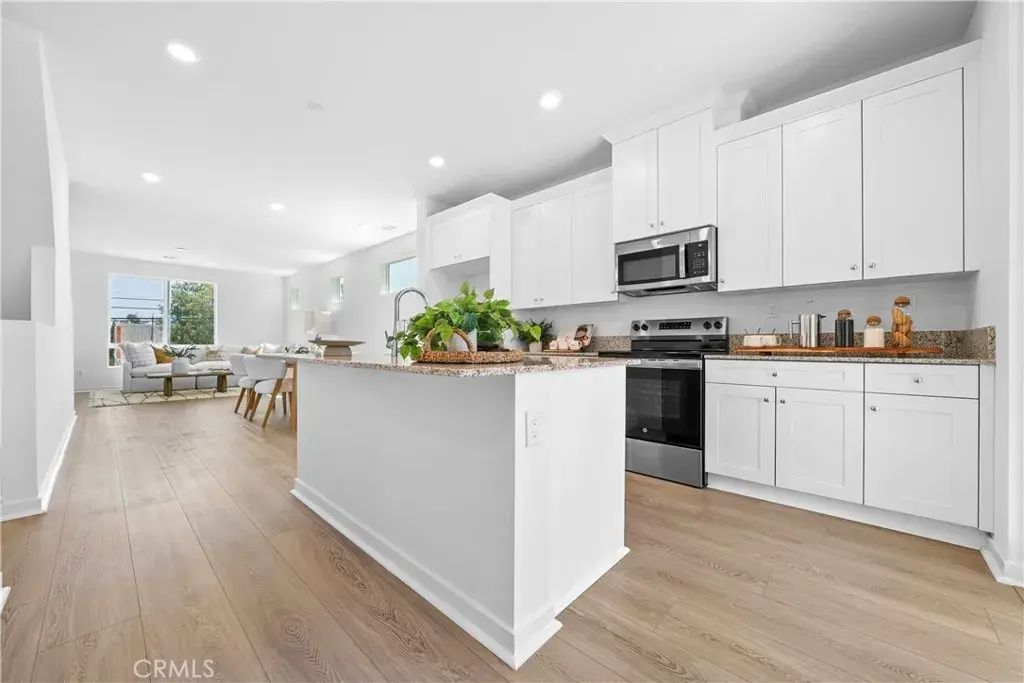 9423 N Sepulveda Blvd 1, North Hills