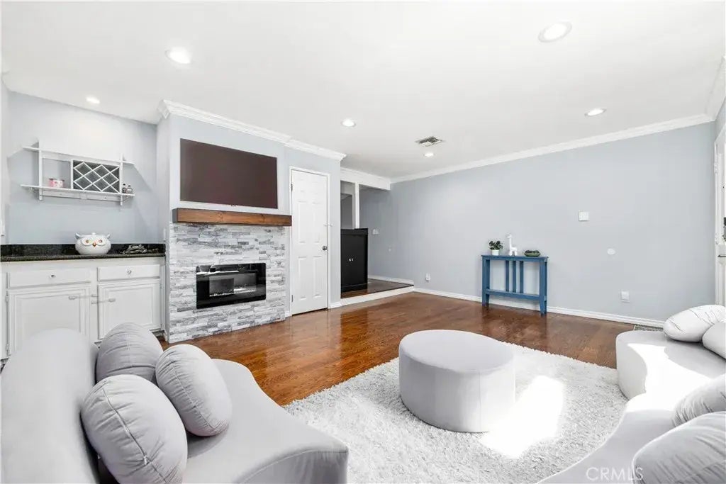 18631 Collins Street 10, Tarzana