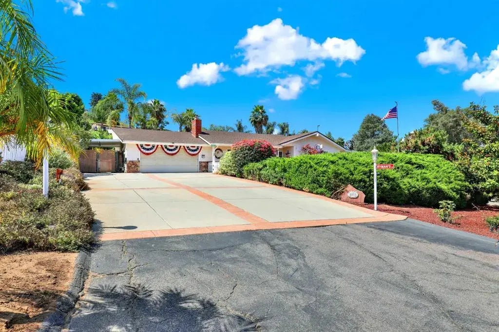 2233 Puesta Del Sol, Escondido