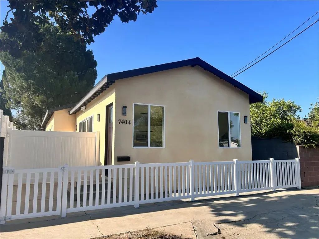 7404 Hatillo Avenue, Winnetka