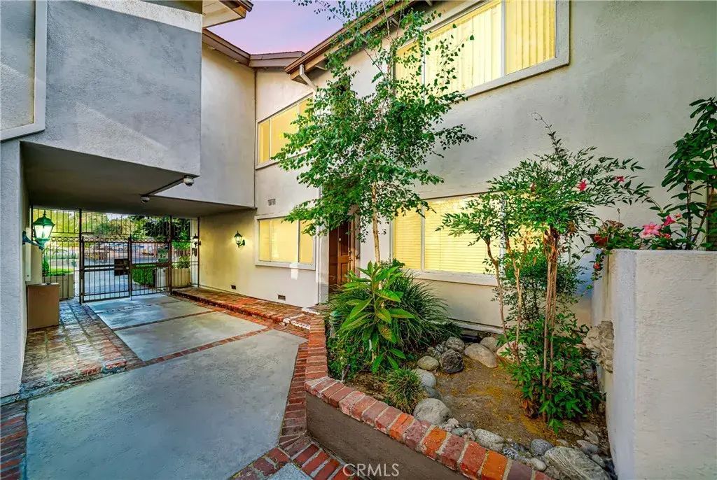 18619 Collins Street F35, Tarzana