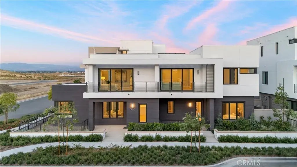 16112 Veterans Way, Tustin