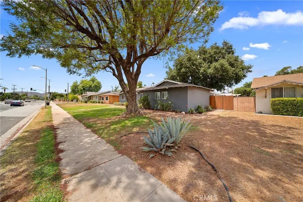 22353 Roscoe Boulevard, West Hills