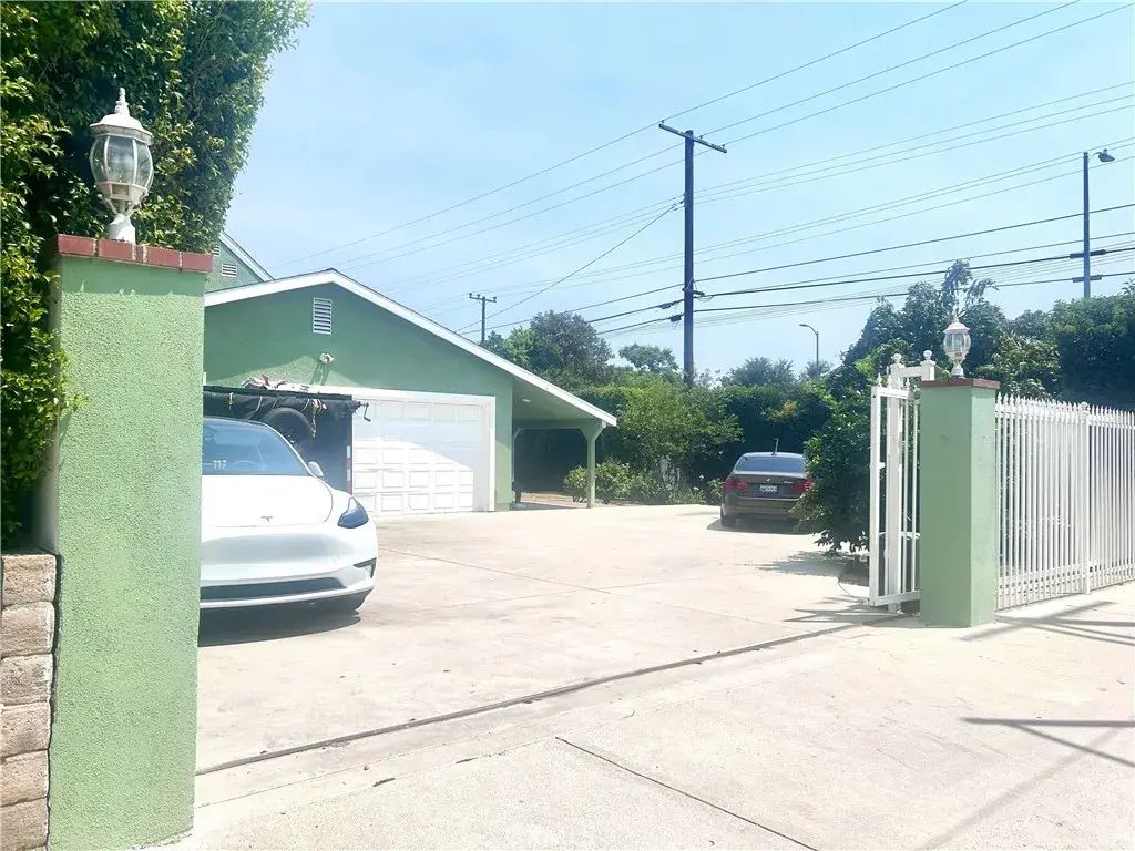 20551 Saticoy Street, Winnetka
