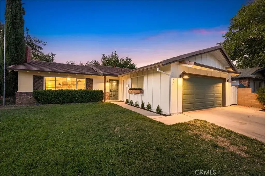 1127 W Avenue J-11, Lancaster