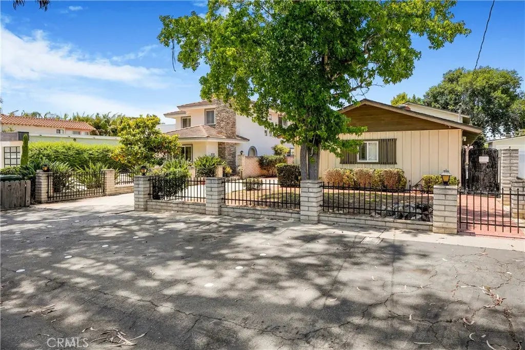 Photo of Listing #IV25166196