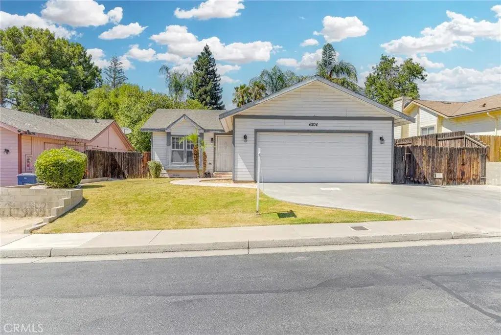 6204 Royal Coach, Bakersfield