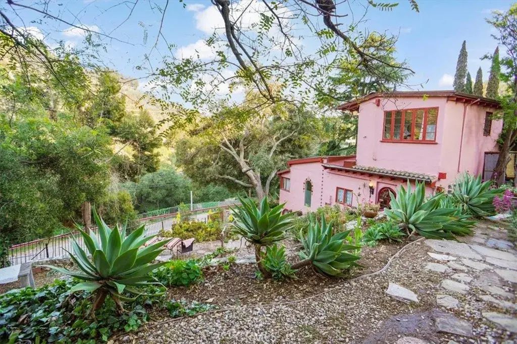 353 S Topanga Canyon Boulevard, Topanga