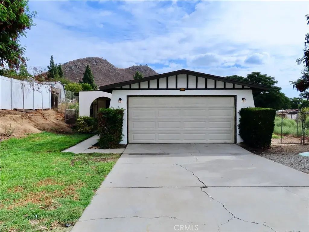 6149 La Sierra Avenue, Riverside