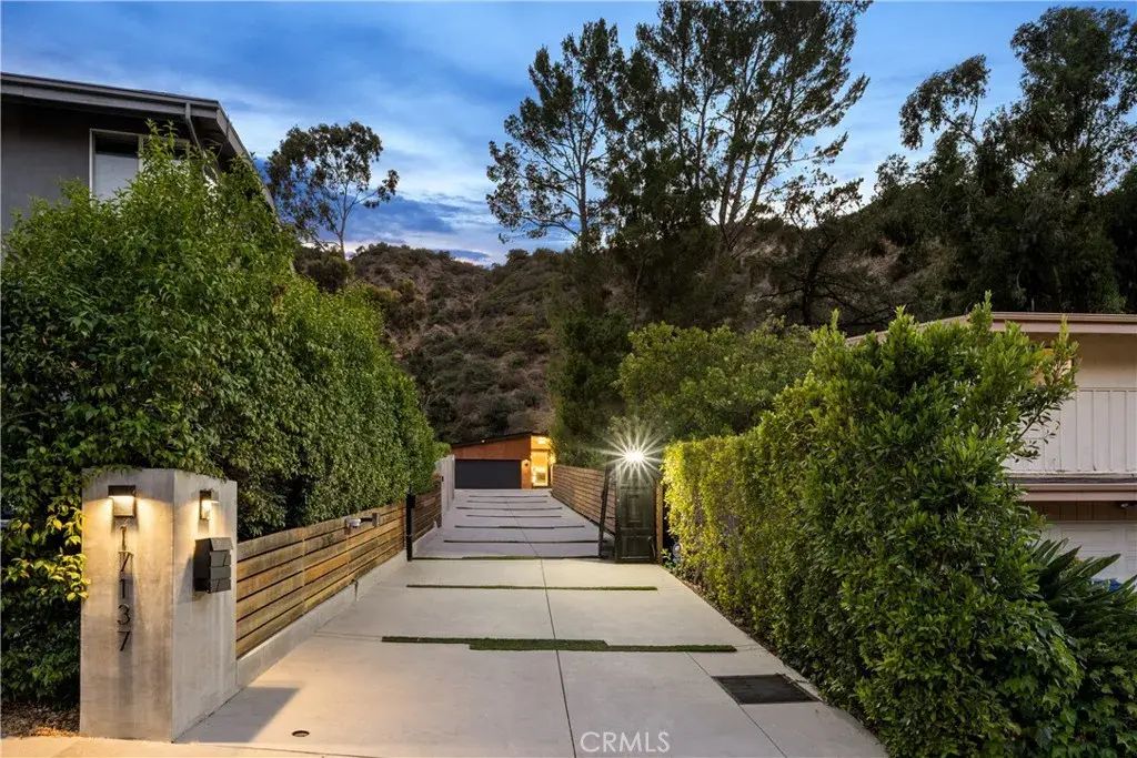 17137 Escalon Drive, Encino