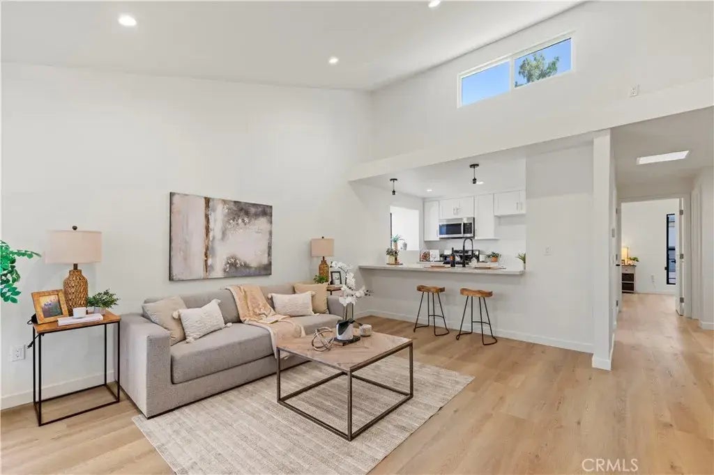 11107 Arminta Street 15, Sun Valley