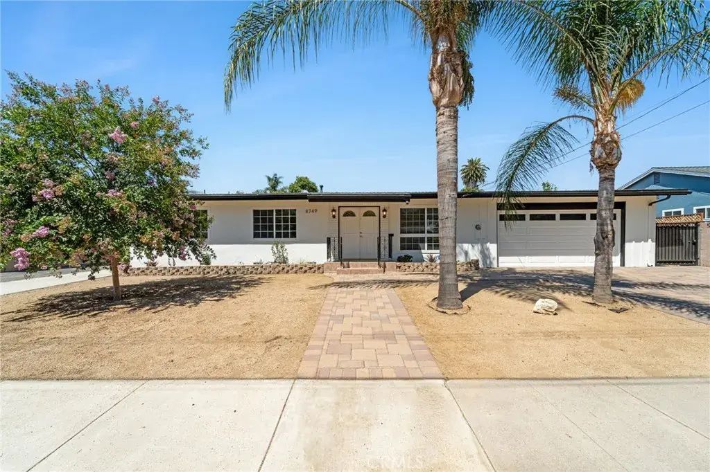 8749 Norwich Avenue, North Hills