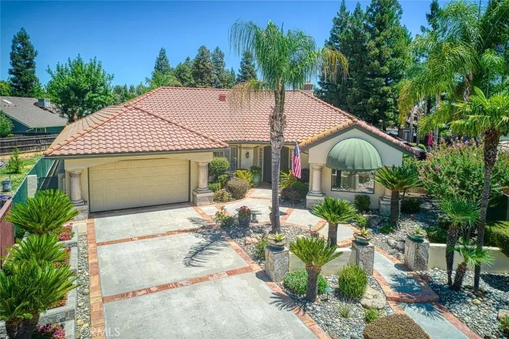 8188 N 8th Street, Fresno