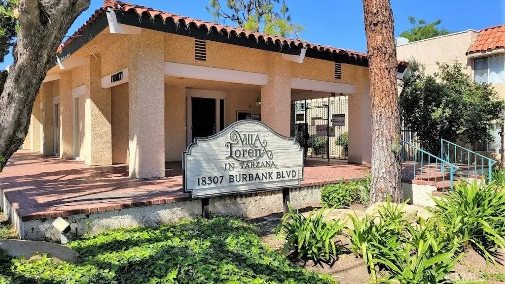 18307 Burbank Boulevard 19, Tarzana