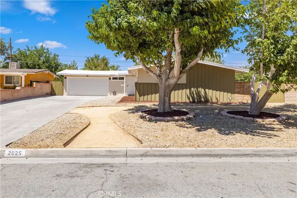 2025 W Newgrove, Lancaster