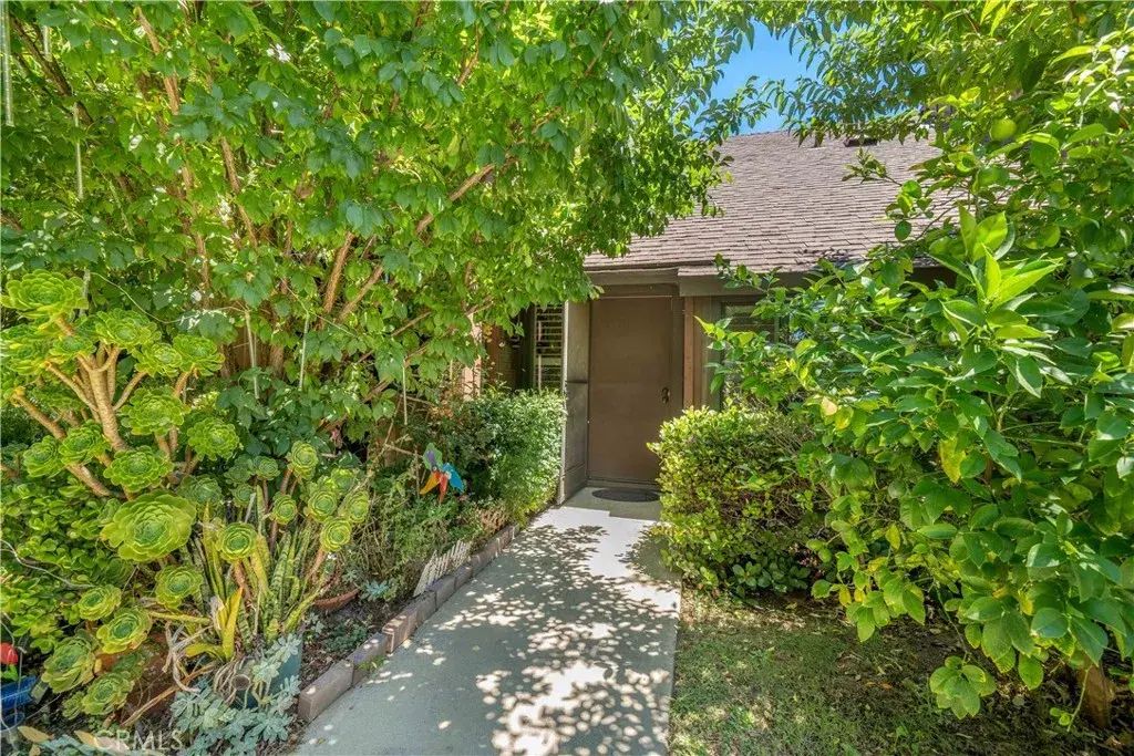 20119 Runnymede Street, Winnetka